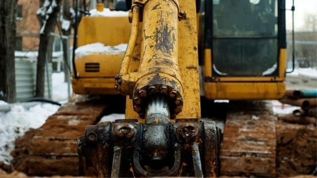 hydraulic cylinder failure on construction equipment