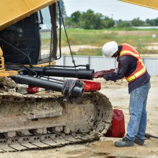 cleaning-and-lubricating-hydraulic-cylinder