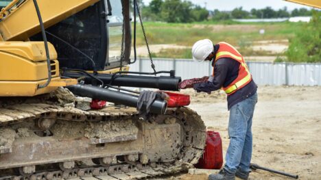 cleaning-and-lubricating-hydraulic-cylinder