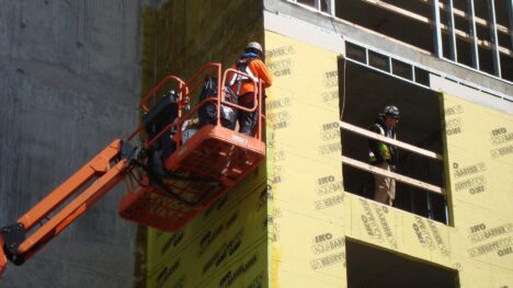 worker-on-aerial-lift