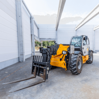 Telehandler with telescopic cylinder